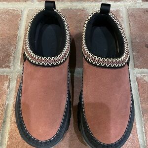 UGG Brown and Black Boots with Cozy Style NWOT